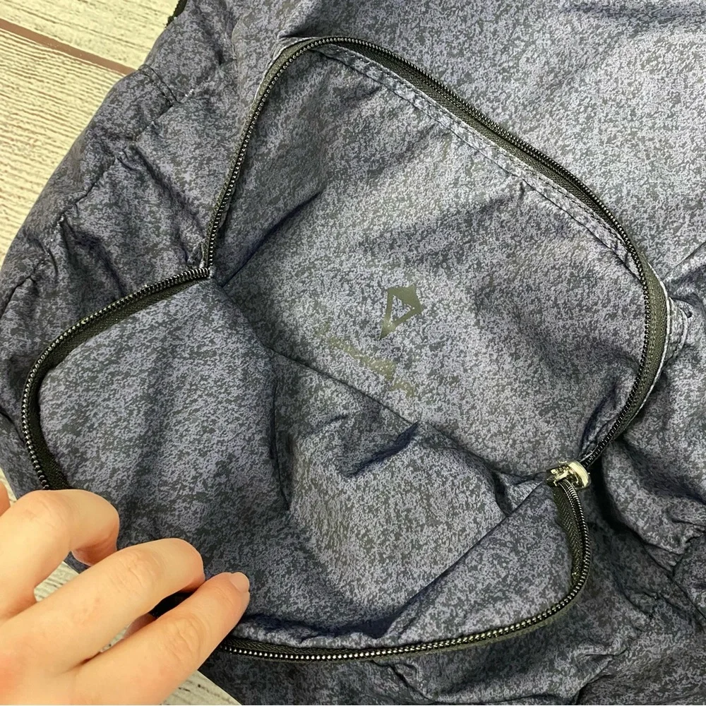 Ivivva By Lululemon Blue & Black Speckled Light Weight Backpack